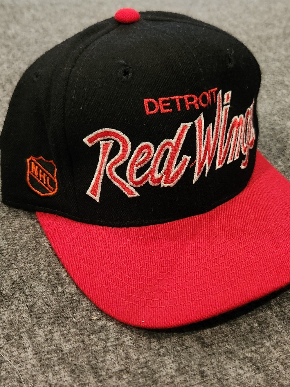 vintage RED WINGS Cap Hat Hockey 90’s Black Dome Red White Script Fitted 6 7/8